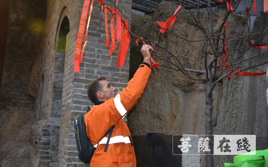 佛教-巴西友人在兴化禅寺品粥拜佛度新年