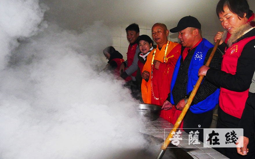 湘阴-湖南湘阴法华寺举行“来吉祥 过腊八 幸福粥”温暖湘阴人民活动