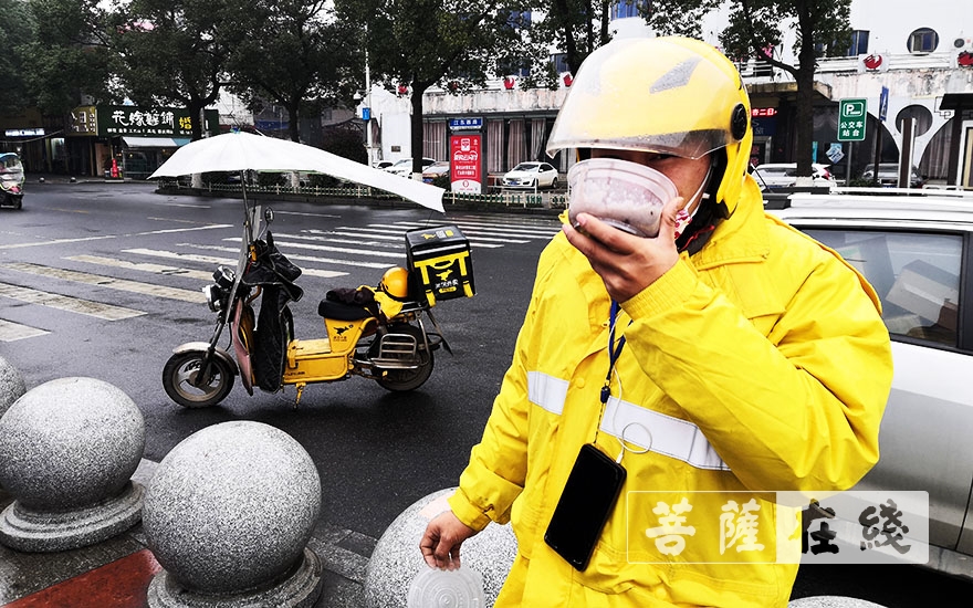 湘阴-湖南湘阴法华寺举行“来吉祥 过腊八 幸福粥”温暖湘阴人民活动