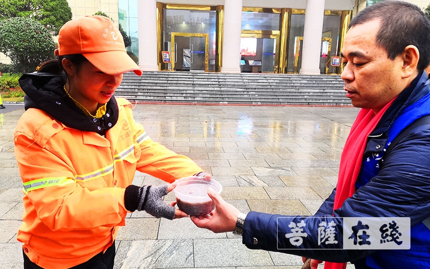 湘阴-湖南湘阴法华寺举行“来吉祥 过腊八 幸福粥”温暖湘阴人民活动
