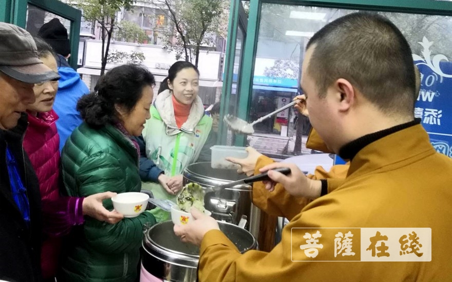 腊八节-共沾法喜•同结胜缘——上海宝山区各寺院开展腊八施粥活动