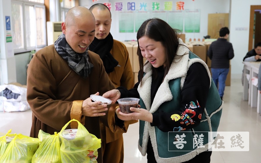 腊八节-共沾法喜•同结胜缘——上海宝山区各寺院开展腊八施粥活动