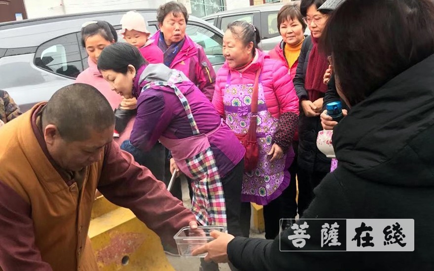腊八节-共沾法喜•同结胜缘——上海宝山区各寺院开展腊八施粥活动