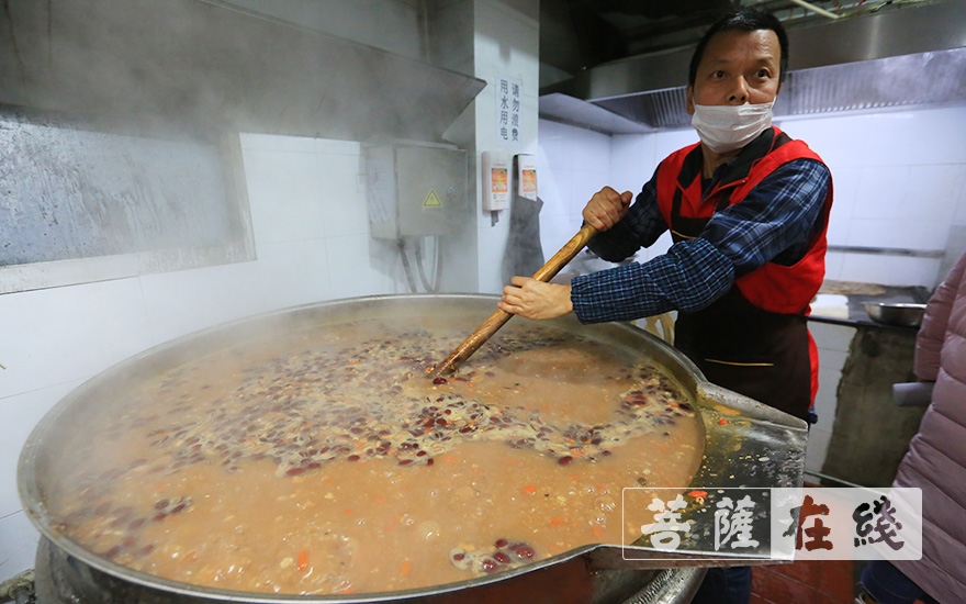 腊八节-今年南京栖霞古寺腊八粥很特别：有料有劲道更有温暖
