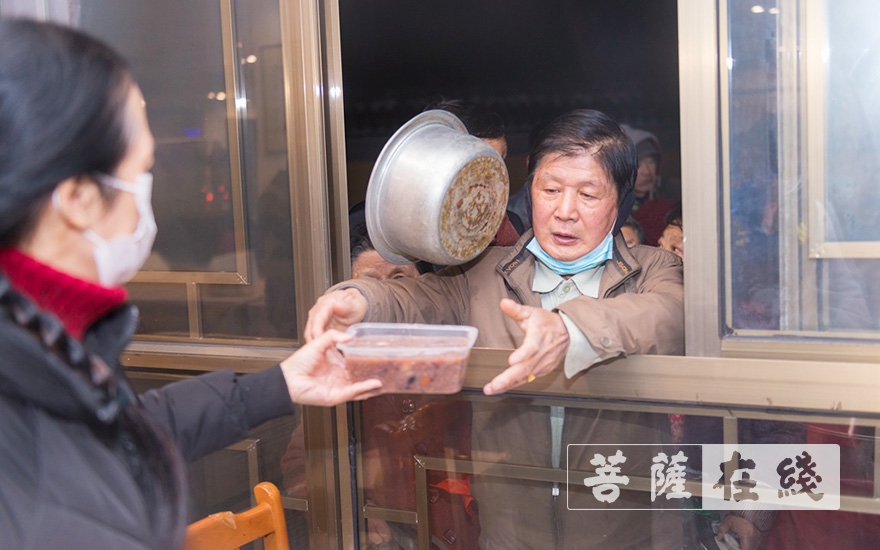腊八节-今年南京栖霞古寺腊八粥很特别：有料有劲道更有温暖