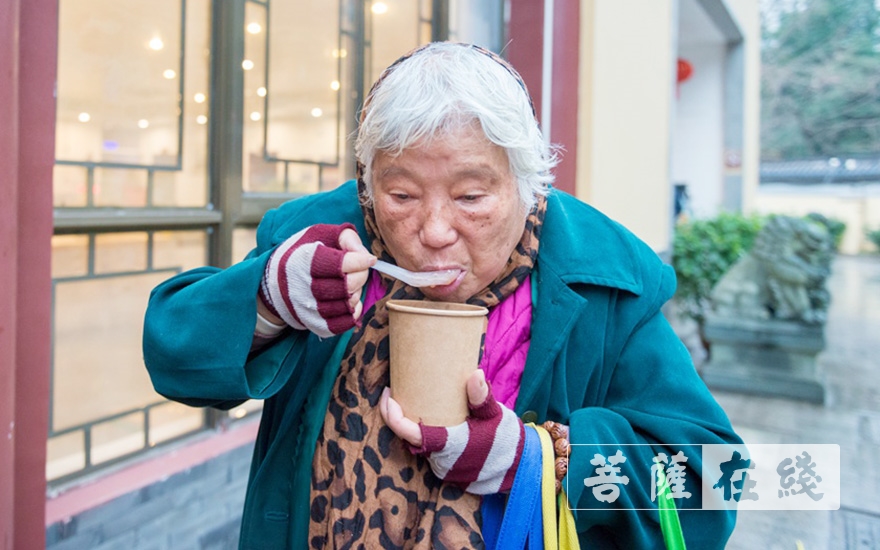 腊八节-今年南京栖霞古寺腊八粥很特别：有料有劲道更有温暖