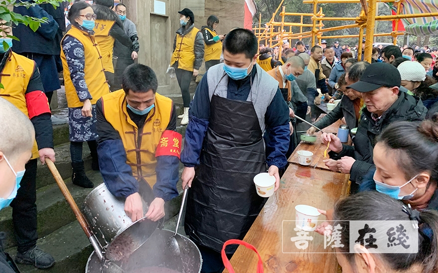 华岩寺-重庆华岩寺举行腊八节施粥活动