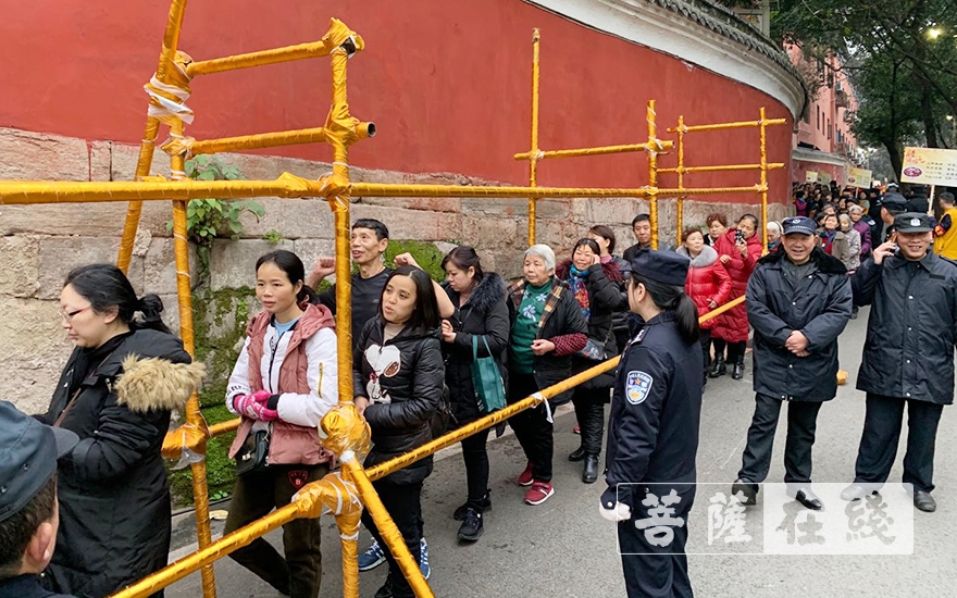 华岩寺-重庆华岩寺举行腊八节施粥活动