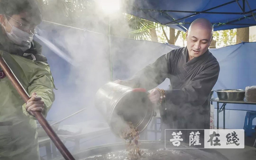 佛教-南京建初寺举行腊八施粥活动