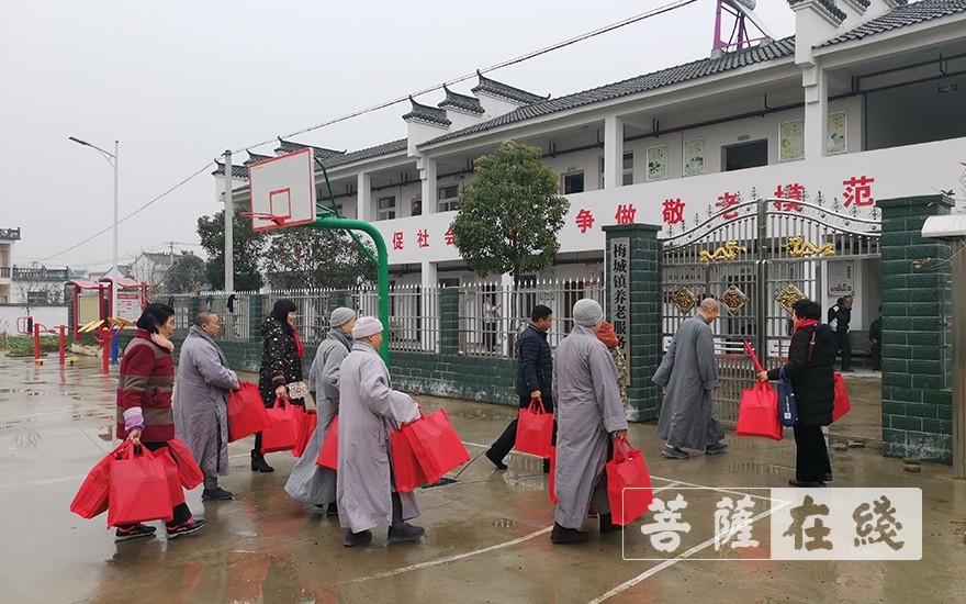 佛教-潜山市佛教协会一行赴敬老院展开春节慰问活动
