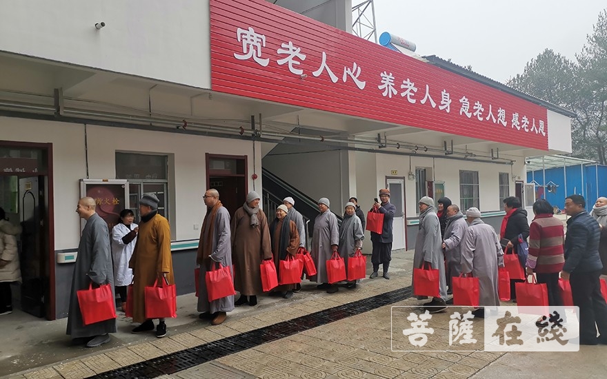 佛教-潜山市佛教协会一行赴敬老院展开春节慰问活动