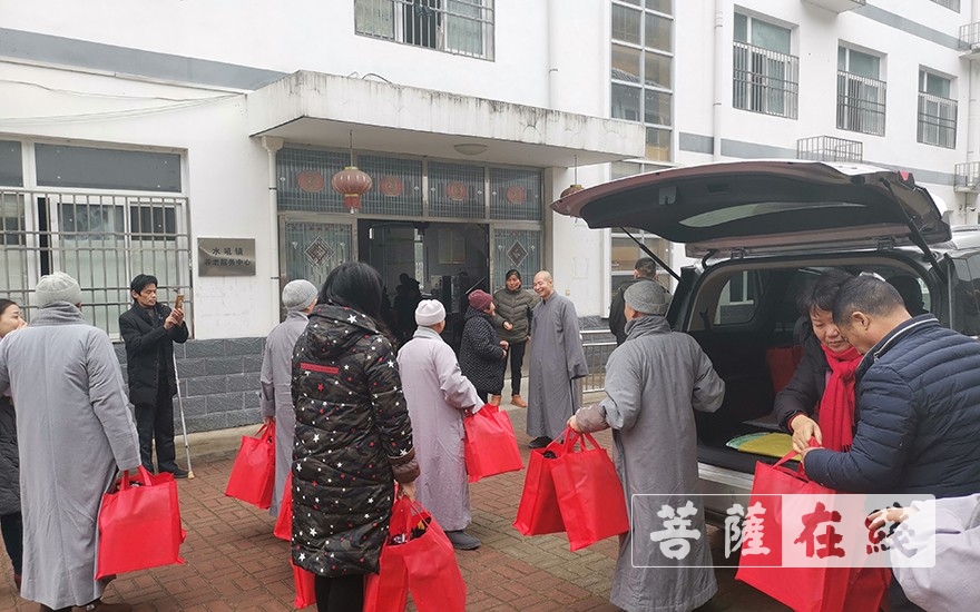 佛教-潜山市佛教协会一行赴敬老院展开春节慰问活动
