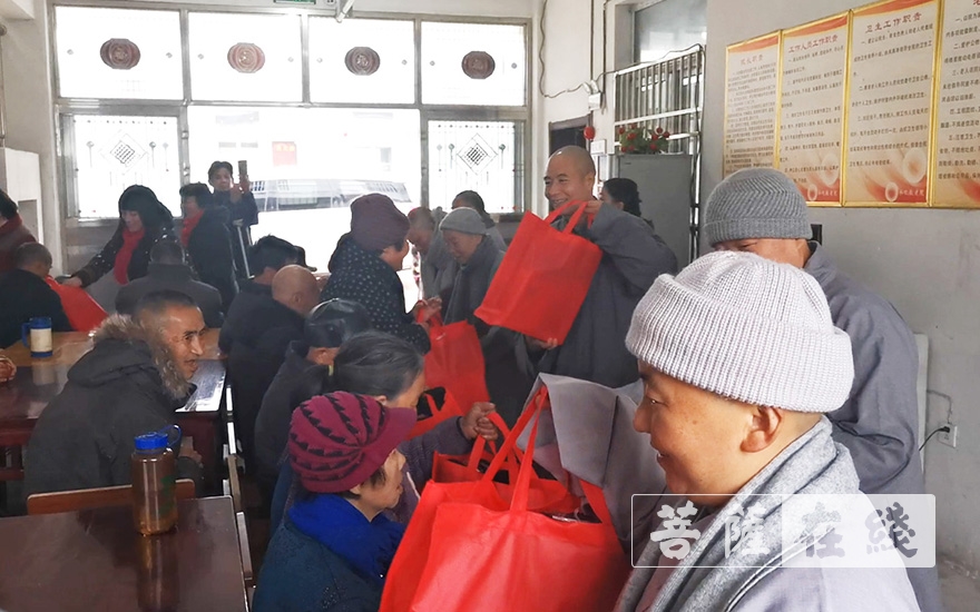 佛教-潜山市佛教协会一行赴敬老院展开春节慰问活动