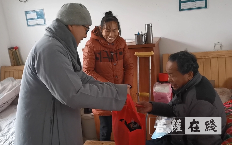 佛教-潜山市佛教协会一行赴敬老院展开春节慰问活动