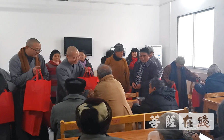 佛教-潜山市佛教协会一行赴敬老院展开春节慰问活动
