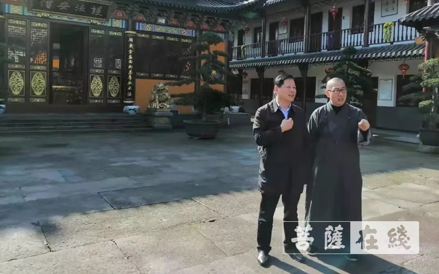 时政-南浔区委常委、统战部长金荷新走访永欣寺检查安全工作