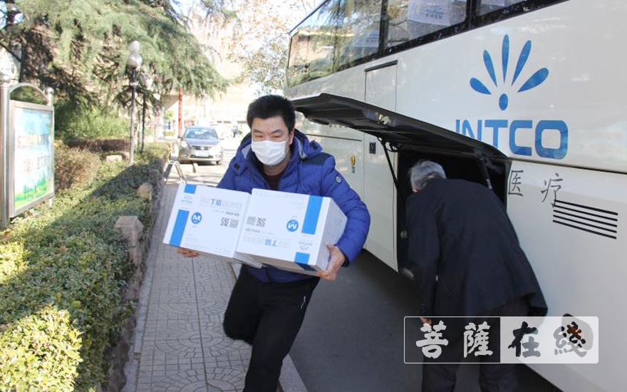 手套-范梅艳居士捐赠40万双医用检查手套支援一线医护人员
