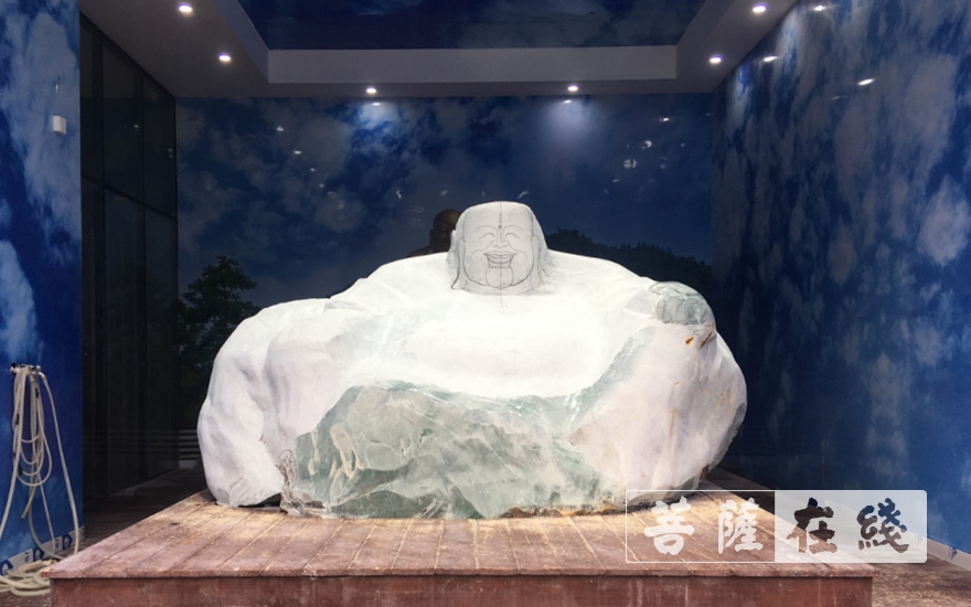 翡翠原石-慈悲济世 共克时艰｜天宝原石化身世界上最大翡翠弥勒之路一周年