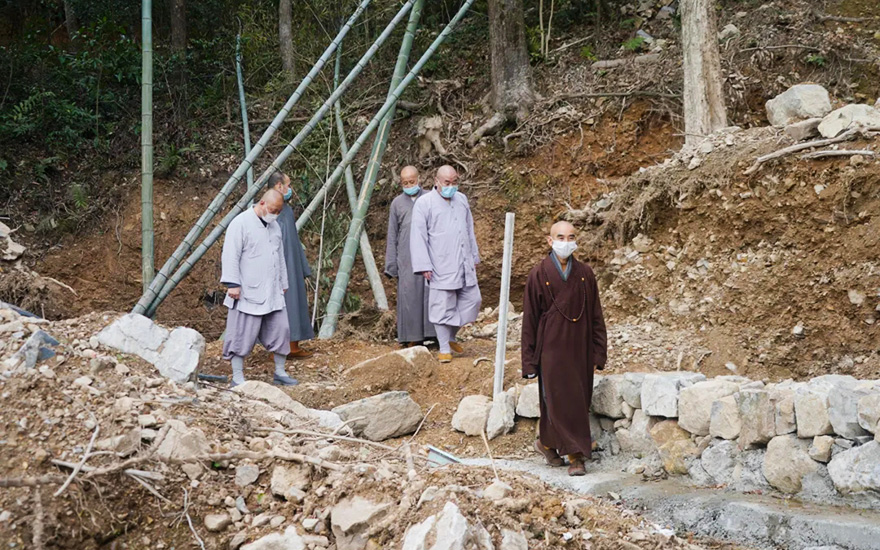天童禅寺方丈诚信大和尚检查古天童修复进展等工作