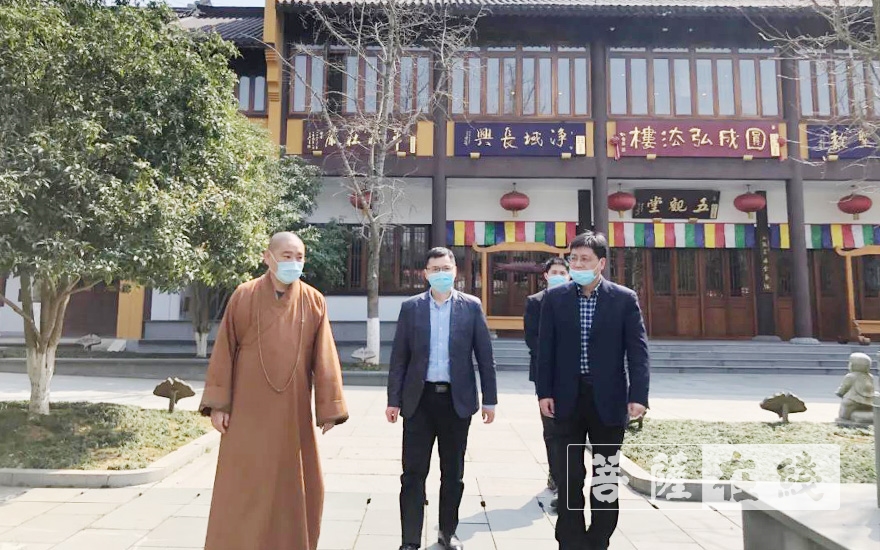 疫情-湖州市长兴县政协领导朱惠汉、周文胜一行走访慰问寿圣寺