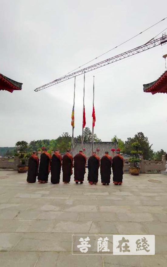 佛教-重庆涪陵镇高寺下半旗志哀，悼念逝世同胞