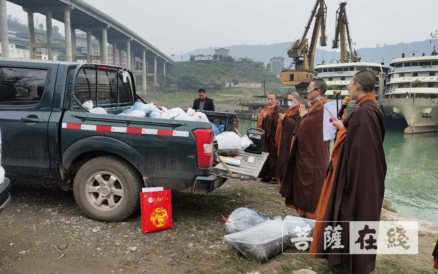 佛教-重庆涪陵镇高寺下半旗志哀，悼念逝世同胞
