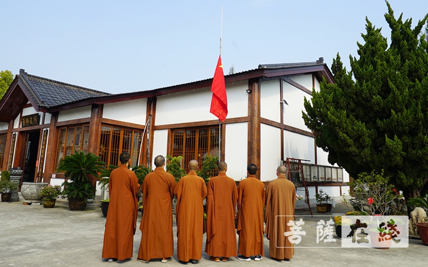 上海市宝山区各寺院向抗疫牺牲烈士和逝世同胞致哀