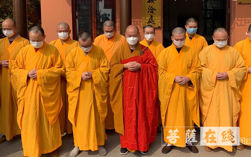 上海市宝山区各寺院向抗疫牺牲烈士和逝世同胞致哀