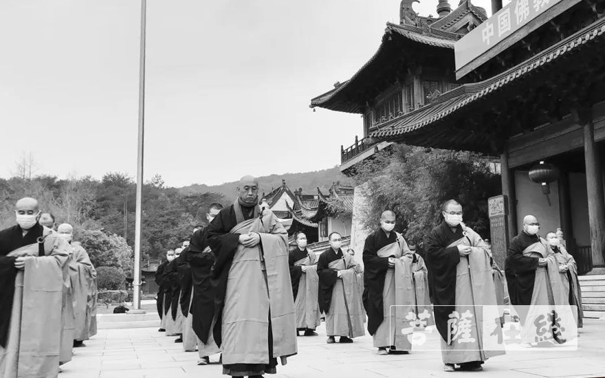 雪窦山-雪窦山众寺院为抗击新冠肺炎烈士及逝世同胞下半旗至哀