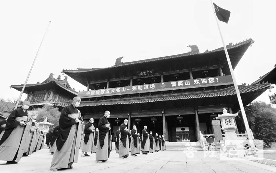 雪窦山-雪窦山众寺院为抗击新冠肺炎烈士及逝世同胞下半旗至哀