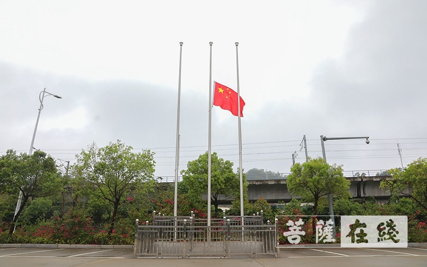 佛教-缅怀烈士，珠海普陀寺下半旗志哀