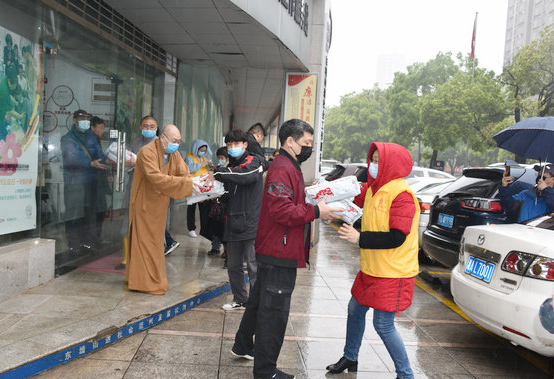 正能量-湖南省佛慈基金会等再向残障高三学子捐赠500份防疫包，助力复课