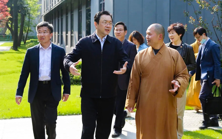 杨岳-江苏省委常委杨岳调研南京栖霞古寺防疫管理工作