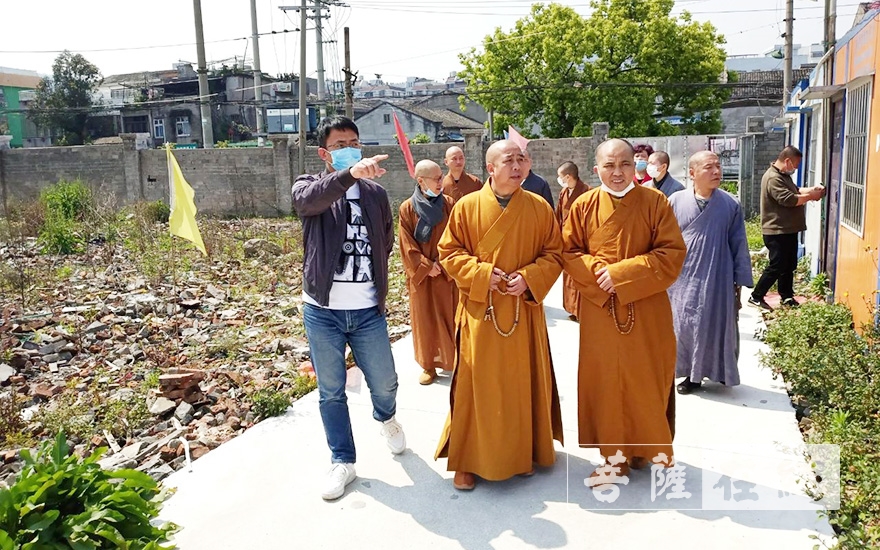 佛教-温州市佛教协会会长智明大和尚一行视察龙湾菩提寺迁建工程