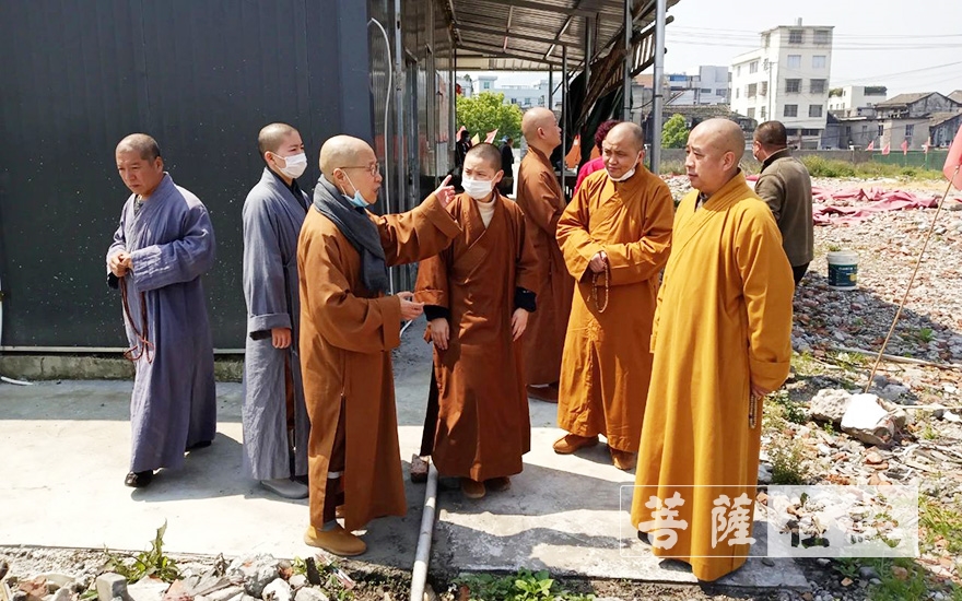 佛教-温州市佛教协会会长智明大和尚一行视察龙湾菩提寺迁建工程