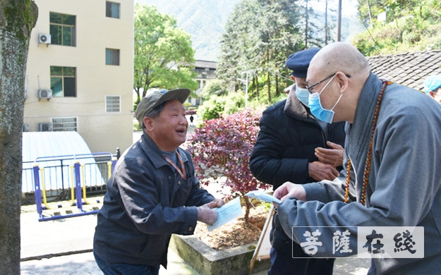 湖南省佛慈基金会理事长圣辉大和尚慰问受疫情影响的大福麻风村孤残老人 湖南省佛慈基金会理事长圣辉大和尚慰问受疫情影响的大福麻风村孤残老人