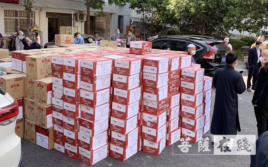 佛教-湖北省咸安佛教界捐赠12.7万元物资帮助宗教界及少数民族同胞