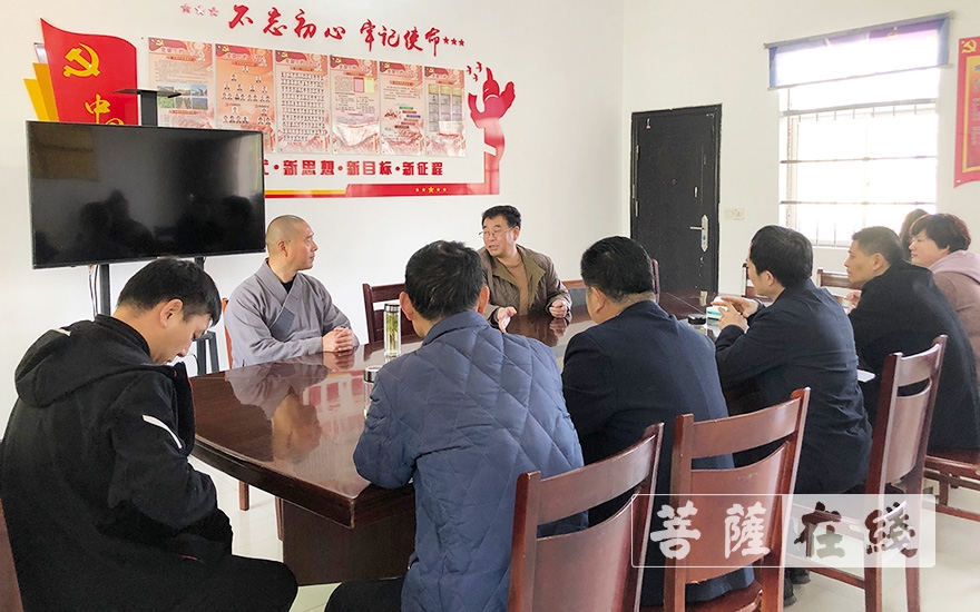 安徽省佛教协会执行会长智文大和尚为司阁村捐赠电脑和健身器材