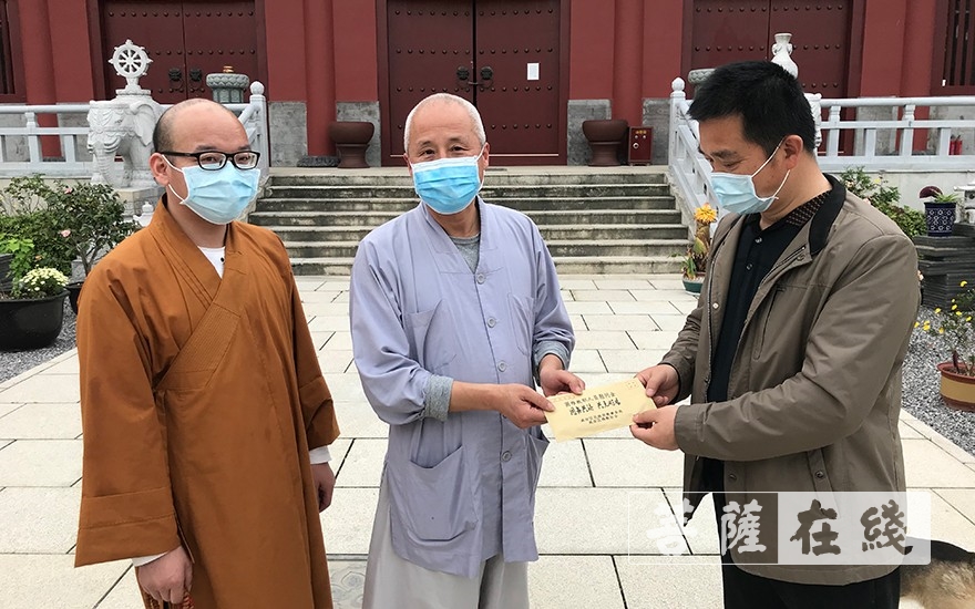 佛教-咸宁市咸安区民宗局与佛教协会向全区教众发放2.6万元慰问物资