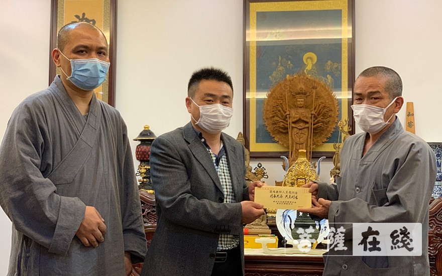 佛教-咸宁市咸安区民宗局与佛教协会向全区教众发放2.6万元慰问物资