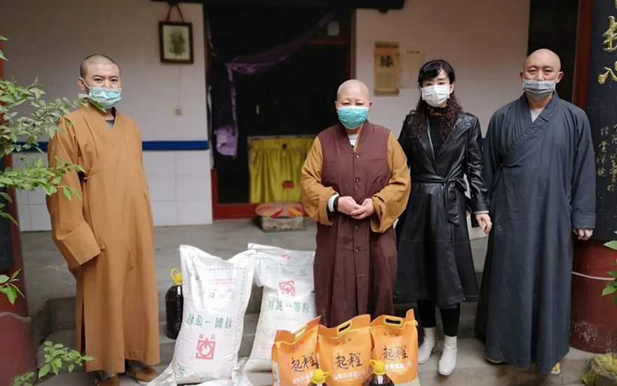 佛教-兰州市佛教协会和兰州报恩寺慈善基金会联合慰问城关区受疫情影响的困难寺院
