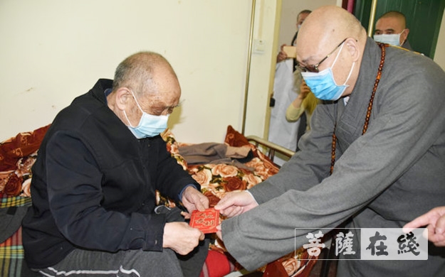 湖南省佛慈基金会理事长圣辉大和尚慰问受疫情影响的大福麻风村孤残老人 湖南省佛慈基金会理事长圣辉大和尚慰问受疫情影响的大福麻风村孤残老人