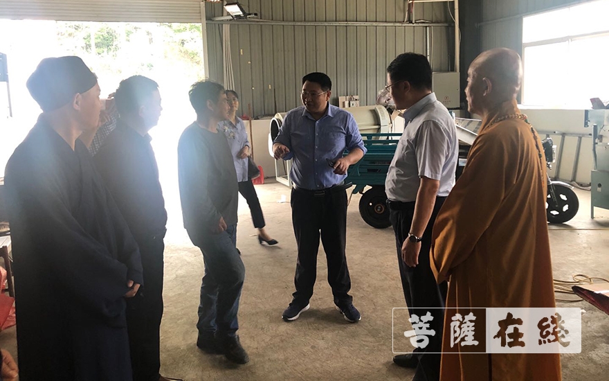 慈善-安徽省佛协执行会长慧庆大和尚陪同省民宗局领导展开宗教慈善活动