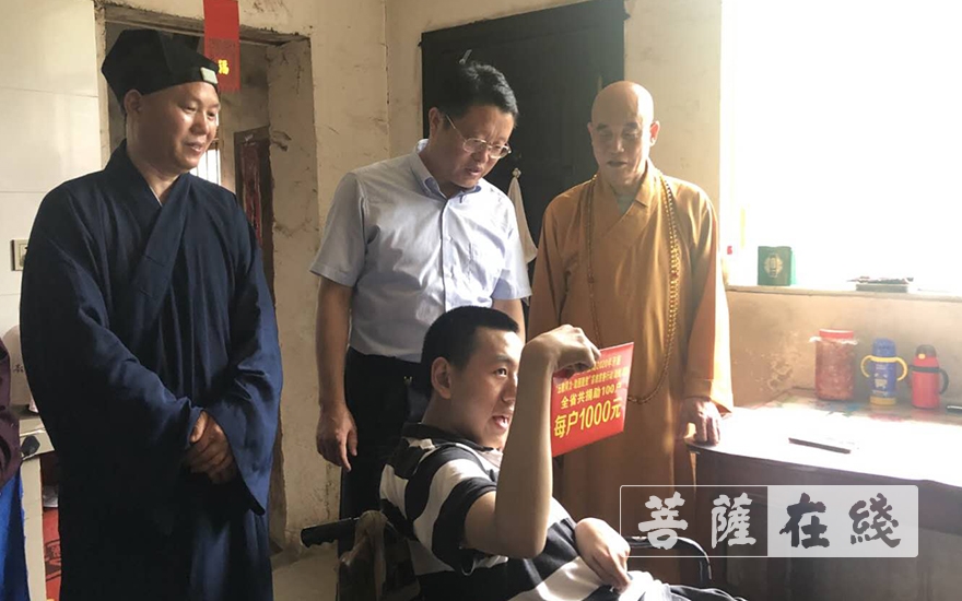 慈善-安徽省佛协执行会长慧庆大和尚陪同省民宗局领导展开宗教慈善活动
