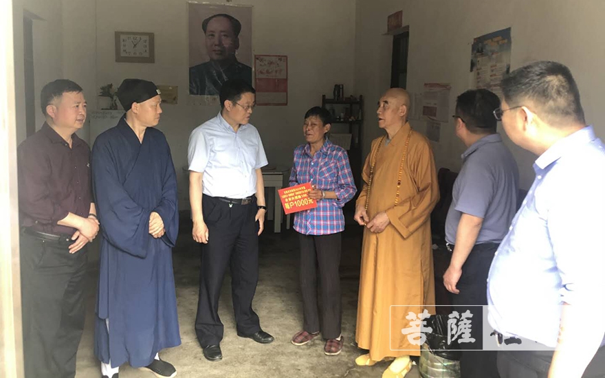 慈善-安徽省佛协执行会长慧庆大和尚陪同省民宗局领导展开宗教慈善活动