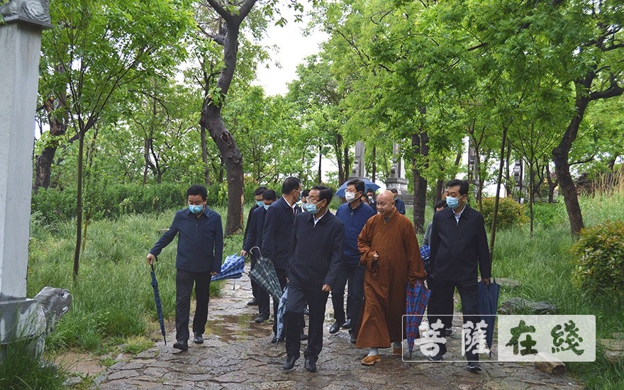 青州-潍坊市政协副主席赵崇发调研青州广福寺
