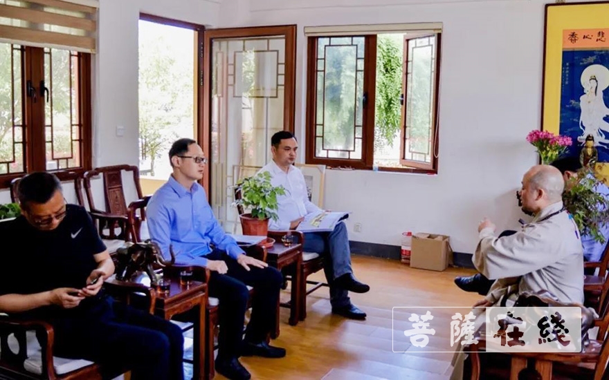 时政-上海市松江区车墩镇分管建设副镇长陈耀琳赴地藏古寺调研