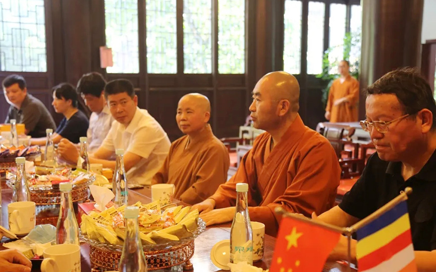 宁国-上海市奉贤区人大侨民宗工委考察团调研宁国禅寺
