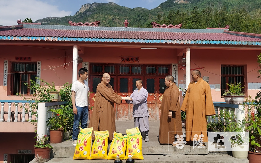 六盘水市佛教协会走访慰问受疫情影响困难寺院