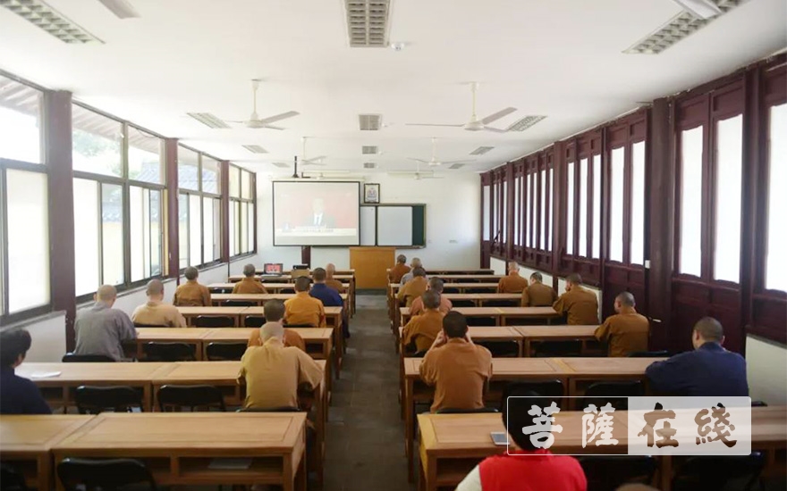 全国人大-南京栖霞古寺僧众观看十三届全国人大三次会议直播
